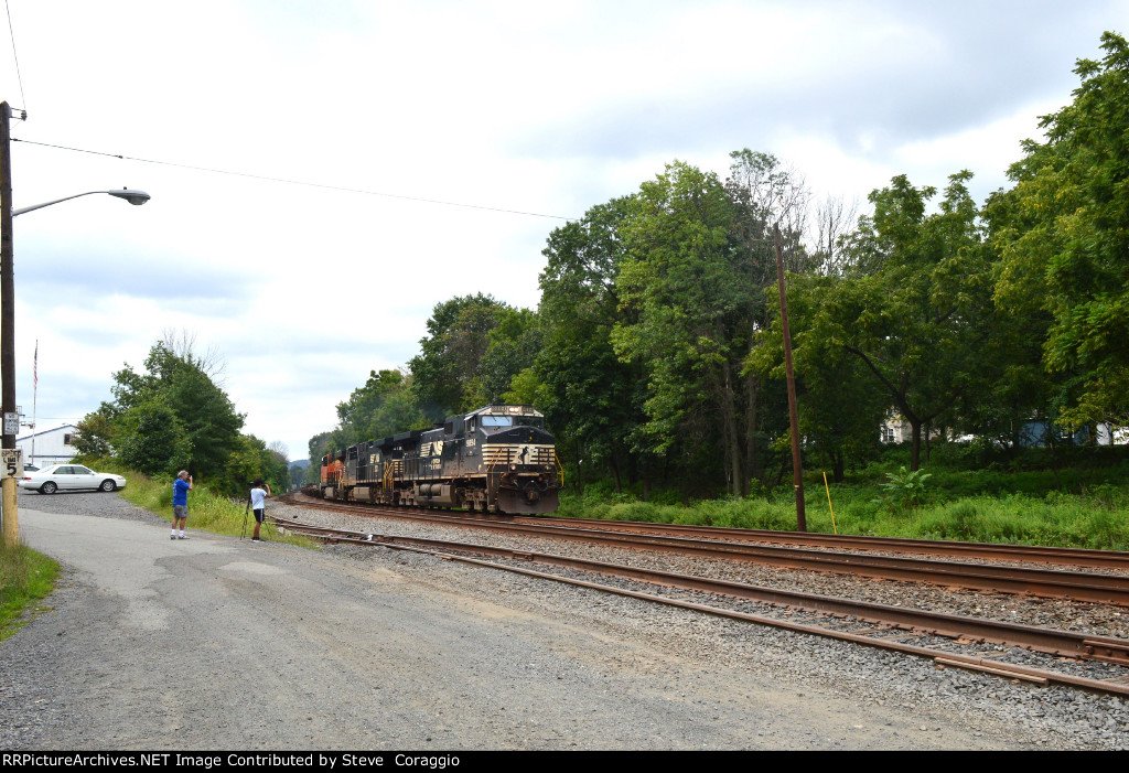 Railfans catching NS 9894, NS 4185, BNSF 6852